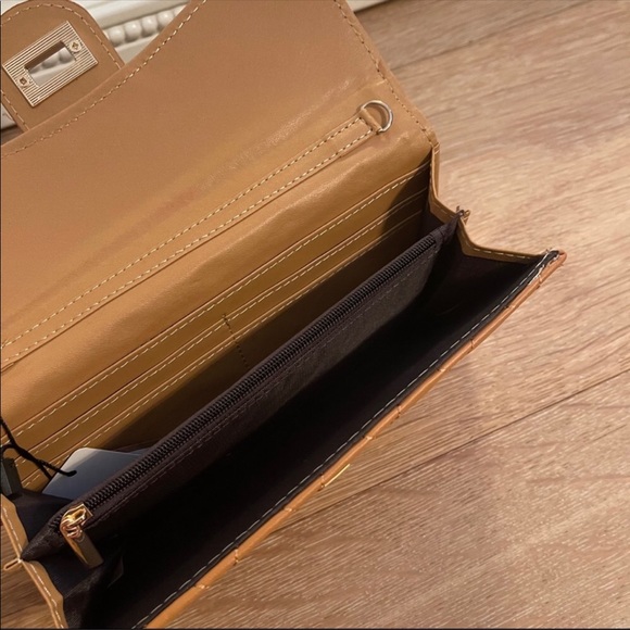 🆕🔄 Reposh Wrap Around Me Wallet On A Chain - Picture 5 of 6